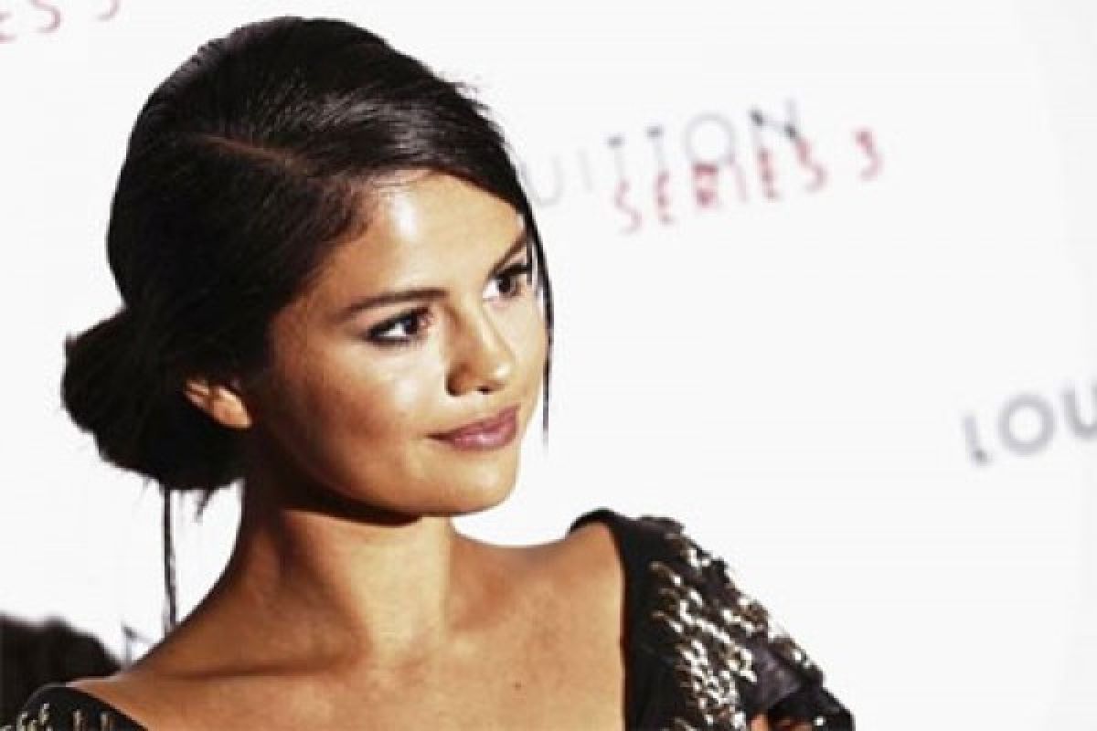 Penyakit Lupus Penyebab Selena Gomez Lakukan Pencangkokan Ginjal