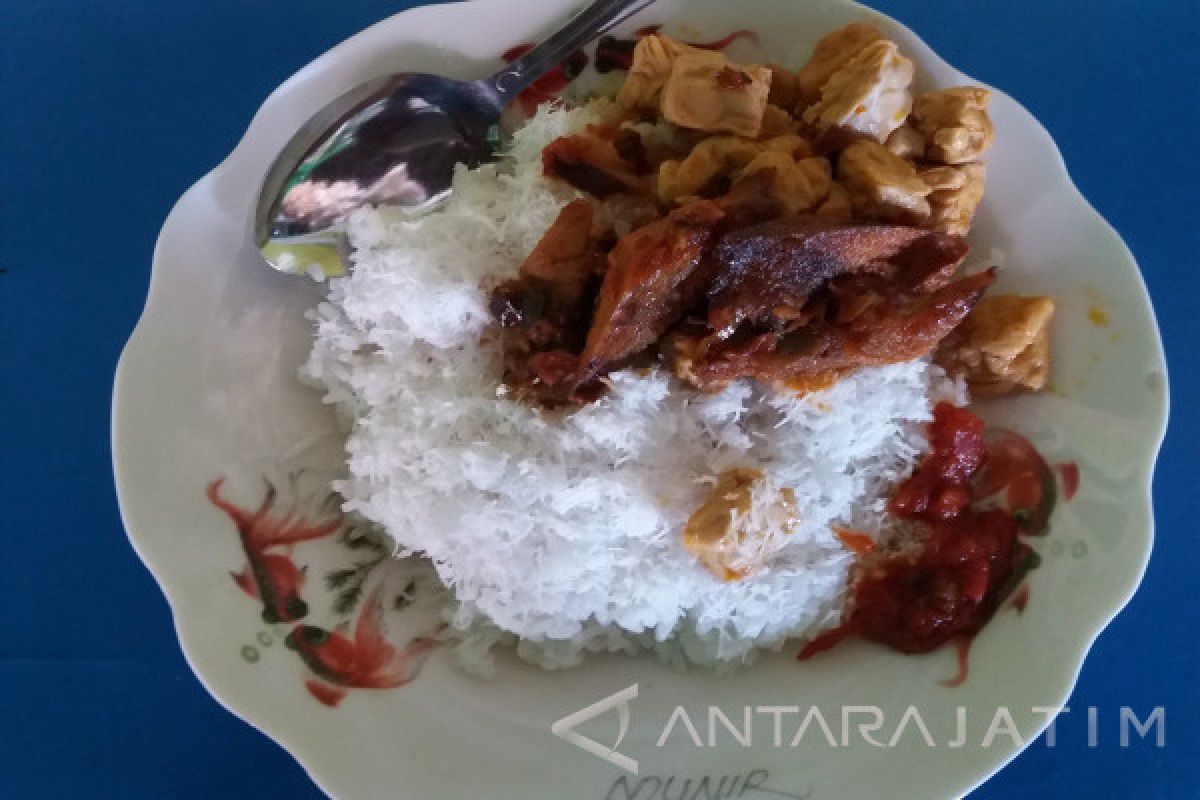 Nasi Karak Menu Makan Malam di Situbondo (Video)