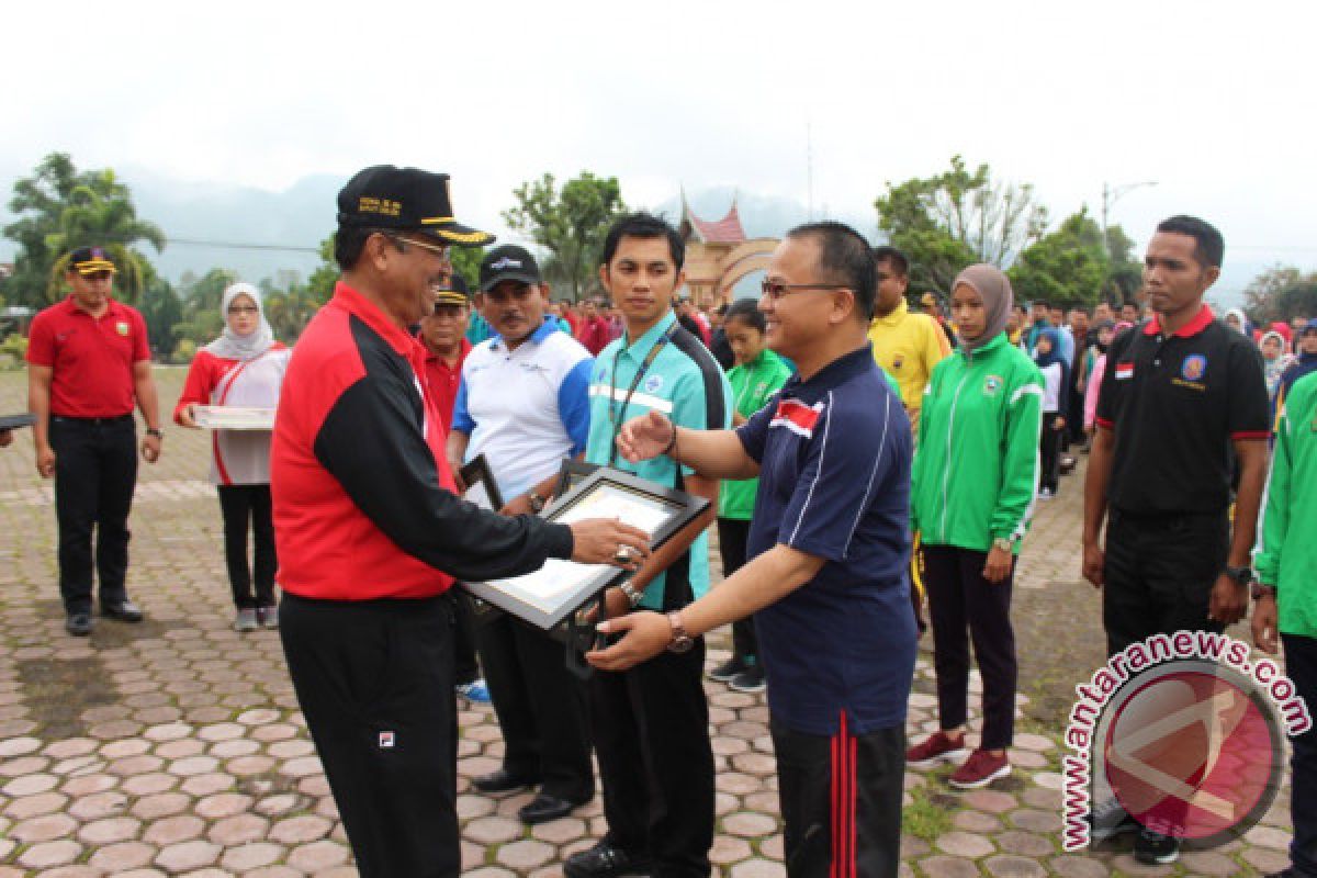 Peringati Haornas, Pemkab Solok Beri Penghargaan Atlet Berprestasi