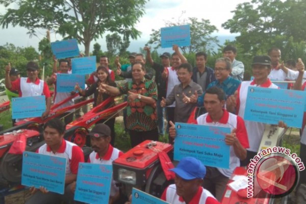 Gubernur Sulteng Serahkan Alsintan Kepada Kelompok Tani