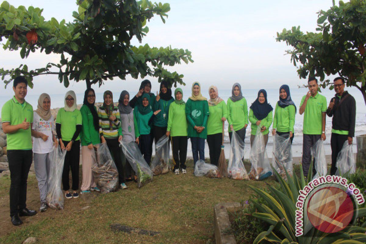 Begini Aksi BPJS Ketenagakerjaan untuk Kebersihan Pantai Padang