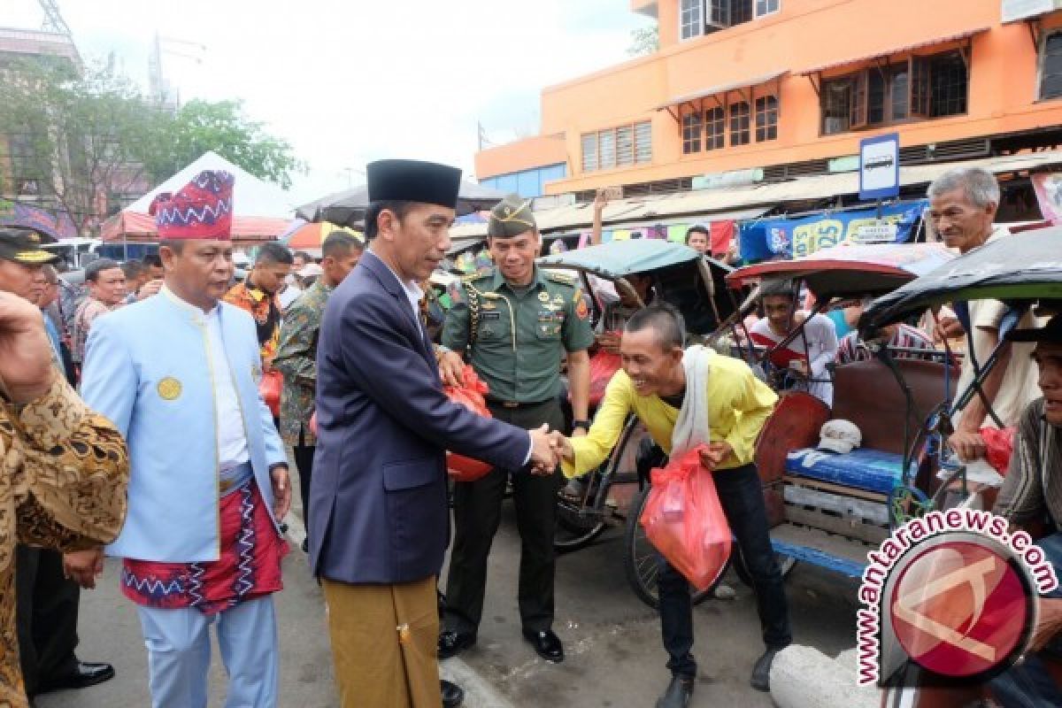 Presiden Jokowi Bagi-bagi Sembako di Pasar Banjarmasin