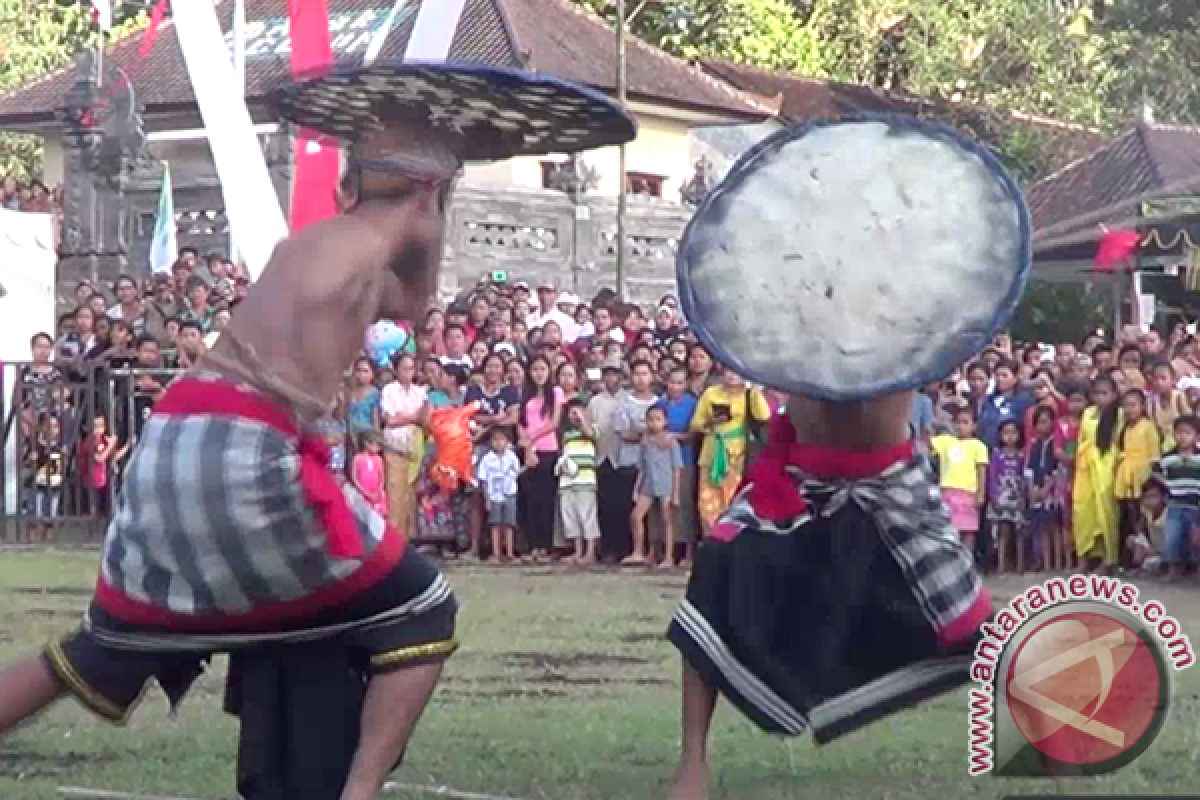 Petani Karangasem Menggelar Ritual Mohon Hujan (Video)