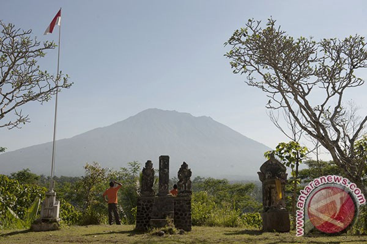 Wagub Sudikerta Meminta Jalur Pendakian Agung Ditutup