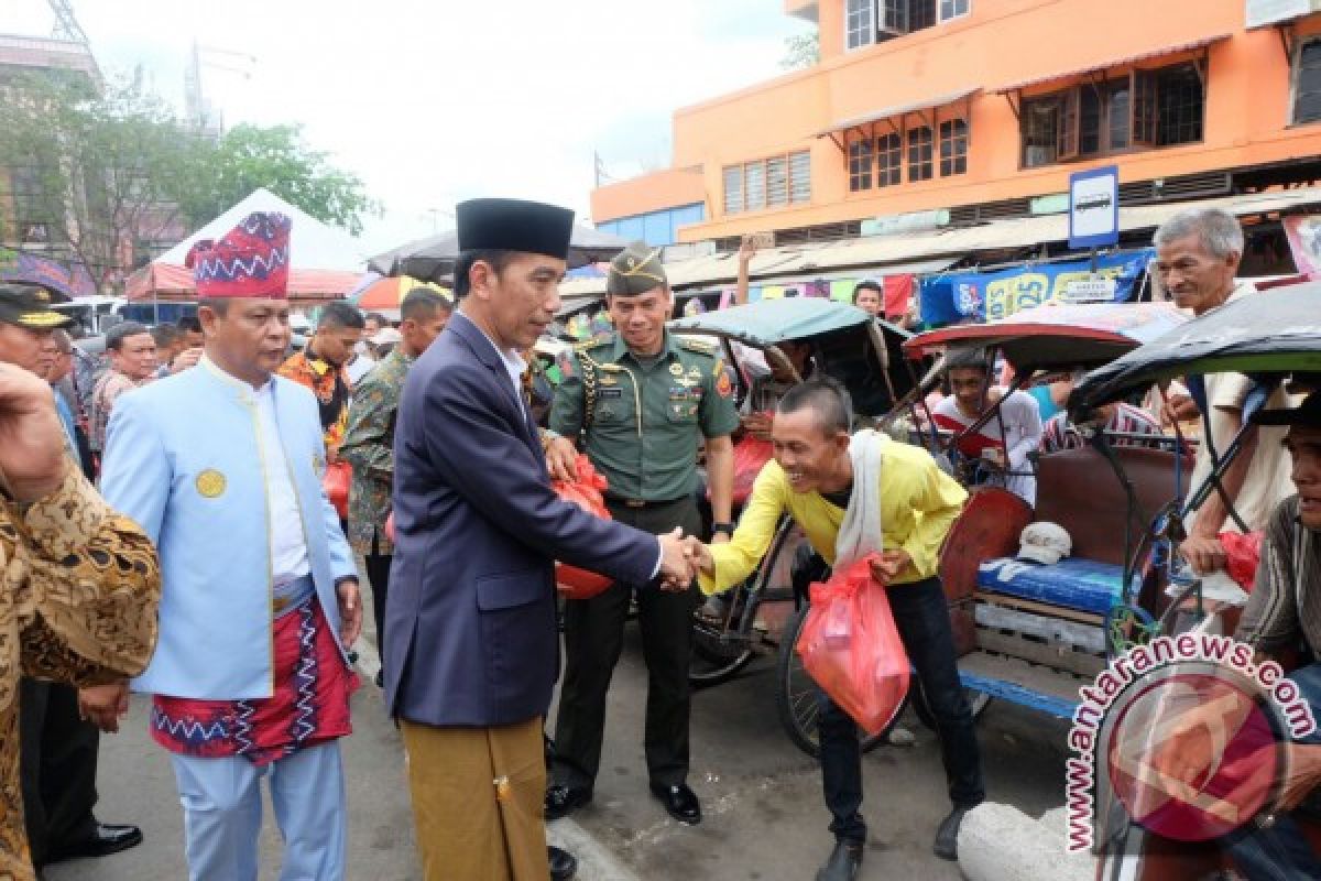Presiden Jokowi bagi-bagi sembako di pasar Banjarmasin