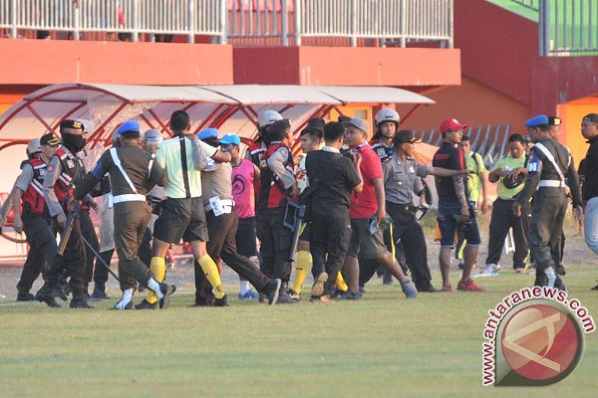 Pintu Stadion Pamekasan jebol saat laga Madura-Persebaya