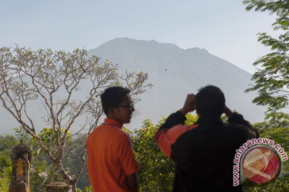Warga Kabupaten Jembrana pantau Gunung Agung