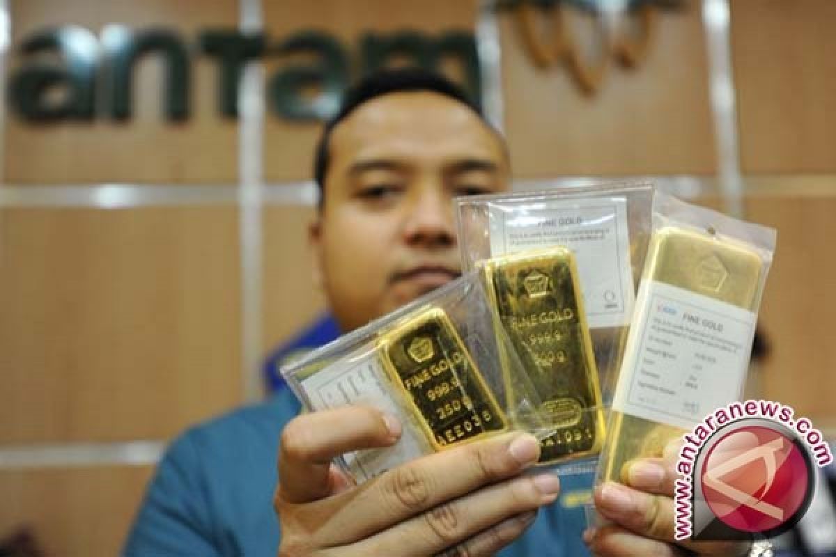 Pelemahan dolar AS dorong harga emas naik tipis