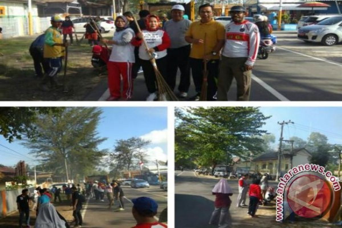 Pemkot Pangkalpinang Gotong Royong Bersihkan Pantai Pasir Padi