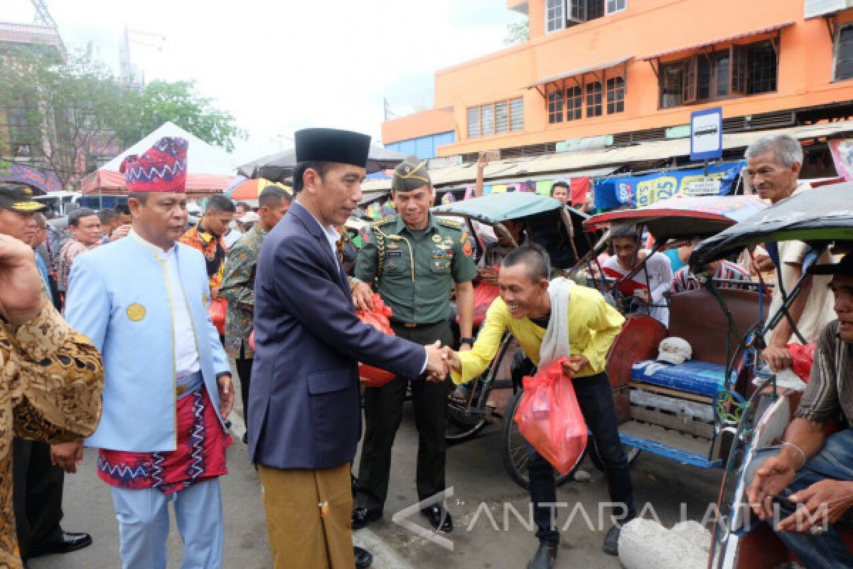 Jokowi Bagi-bagi Sembako di Pasar Baru