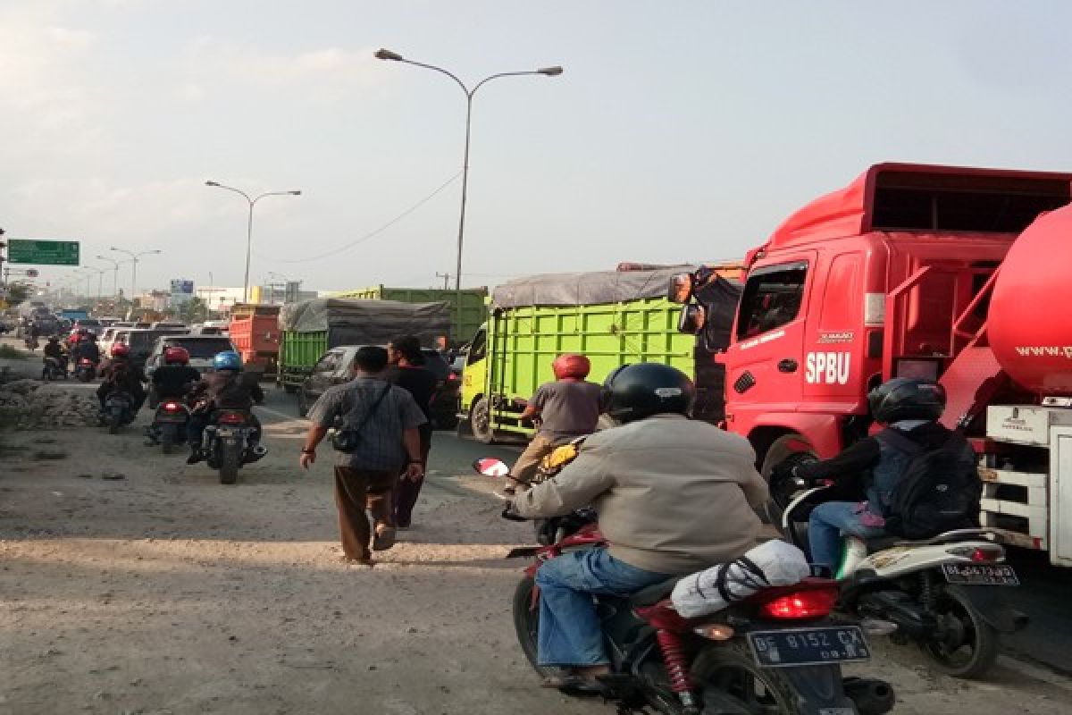 Jalinsum macet karena truk kecelakaan