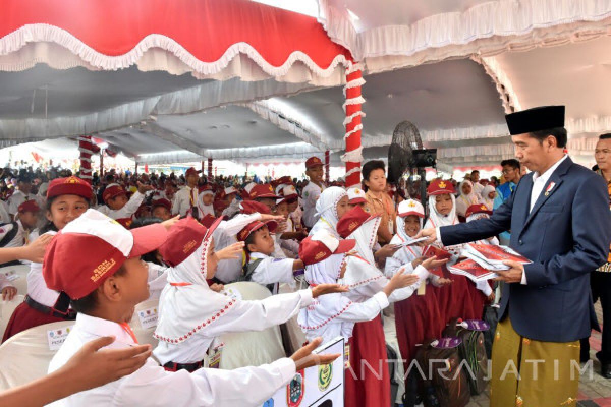 Di Banjarmasin Jokowi Serahkan KIP dan PKH