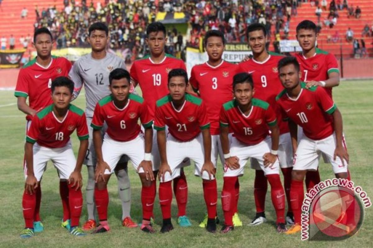 Timnas Indonesia u-19 kunjungi sekolah di Jember