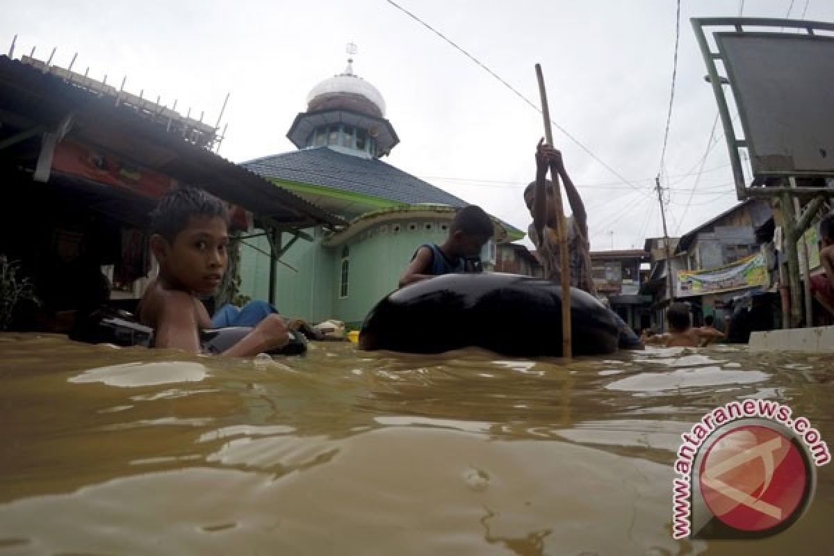 Ratusan rumah di Medan terendam banjir