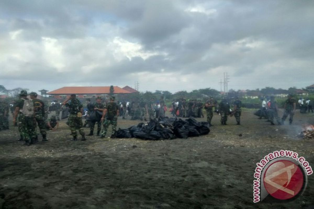 Kodam Udayana Pungut Sampah Plastik di Pantai Biaung