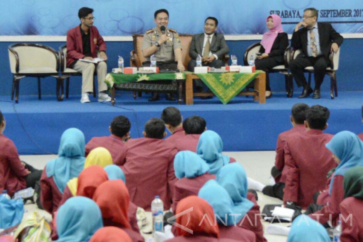Kapolrestabes Surabaya Tanamkan Kebhinekaan pada Mahasiswa Baru