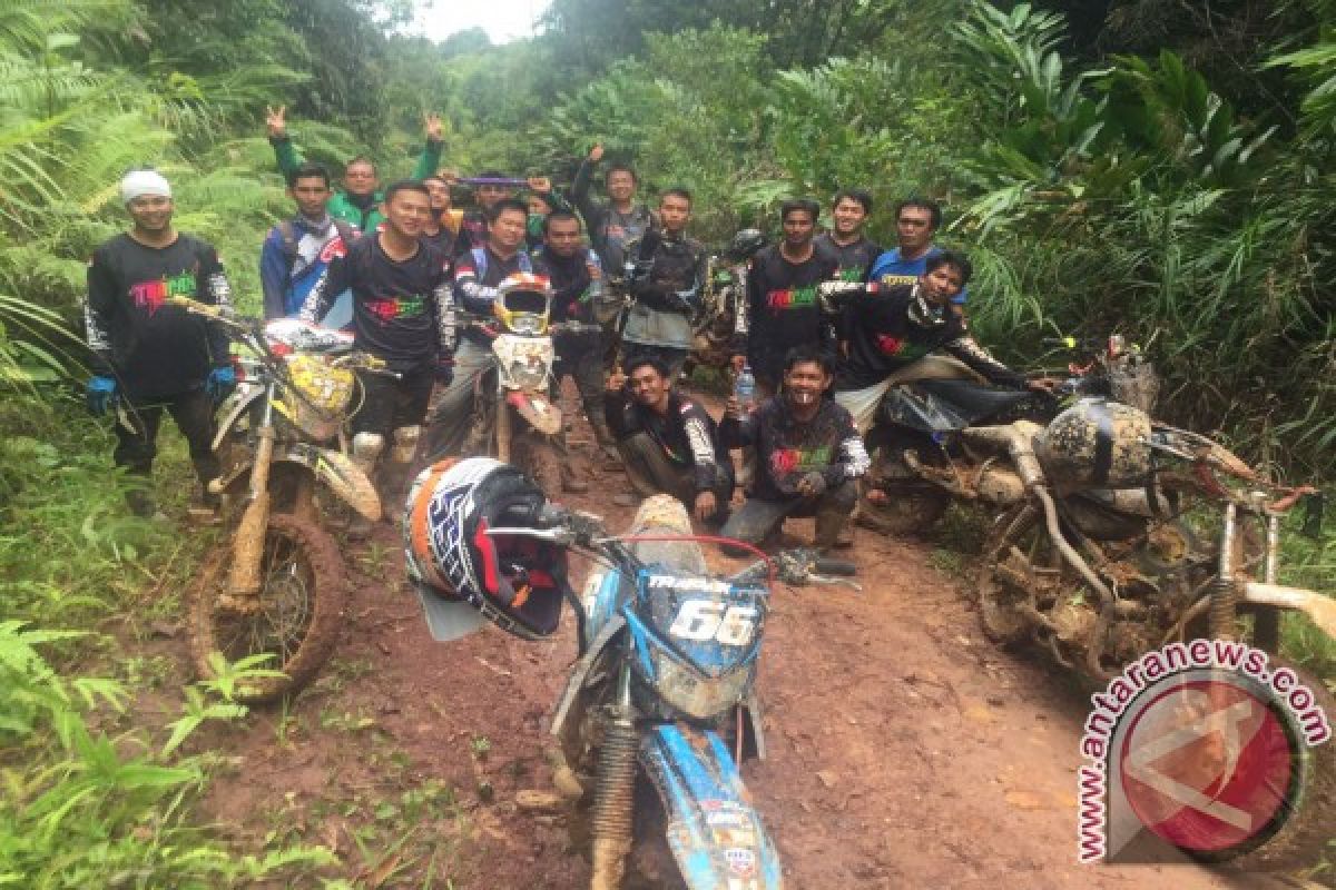 Trapak Community Lintasi Belantara Sungai Ayak