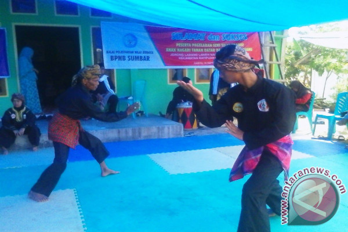 Peserta SMN asal Sulsel unjuk kebolehan silat Minangkabau