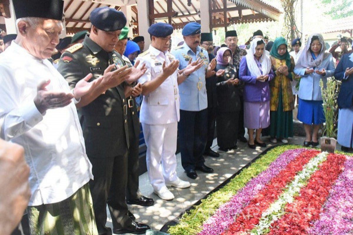Panglima TNI Ziarah ke Makam Gus Dur 