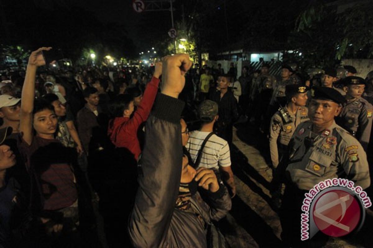 Massa ricuh di sekitar gedung YLBHI, polisi tembakkan gas mata