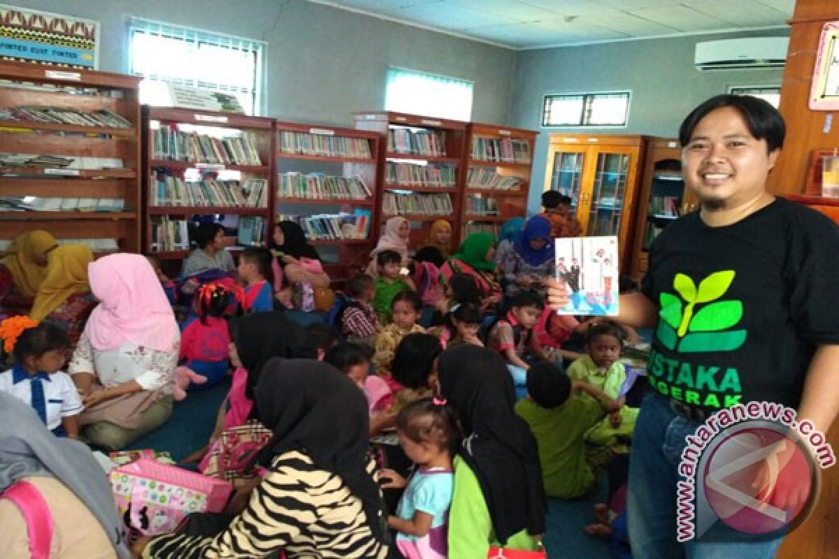 Genjot Minat Baca, Eko Bagikan Buku Gratis