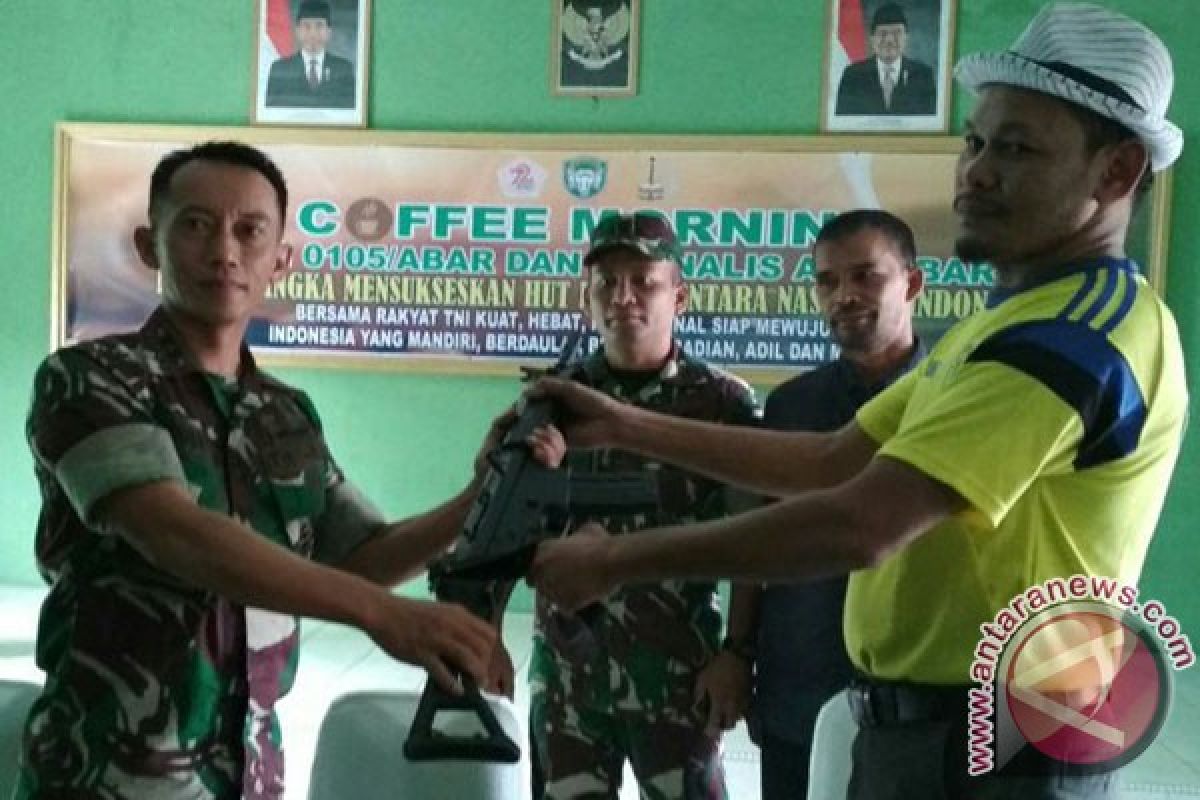 Warga Aceh Barat serahkan senjata api ke TNI