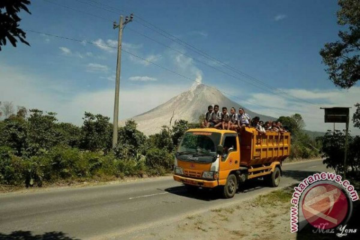 Truk Pengangkut Anak Pengungsi Sinabung Terbalik