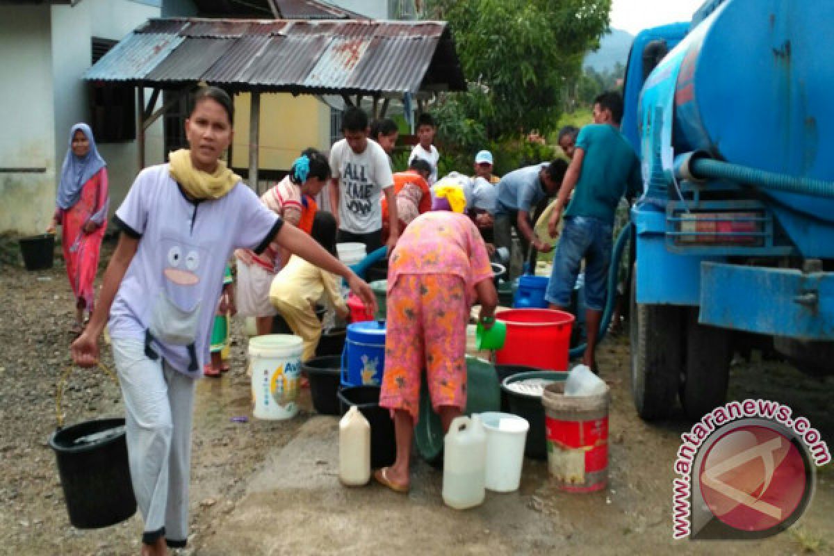 PDAM Kerahkan Enam Mobil Tangki Suplai Air Bersih Korban Banjir