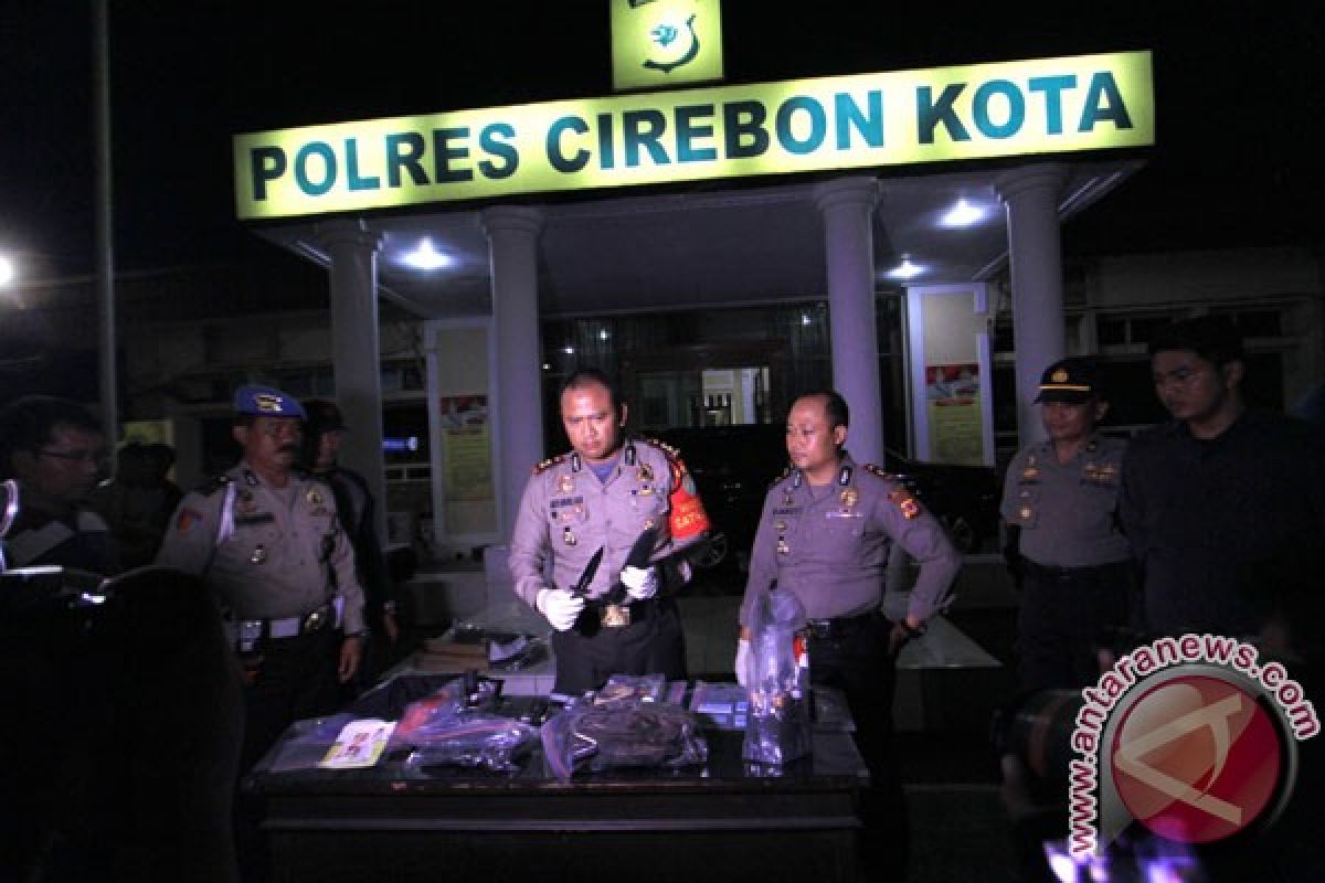 Polisi geledah rumah terduga teroris di Cirebon