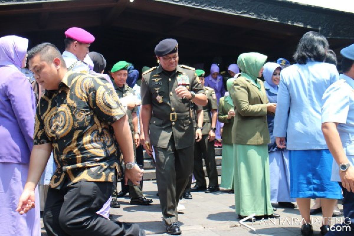 Ziarah ke Makam Soeharto, Panglima TNI Didampingi Ari Sigit