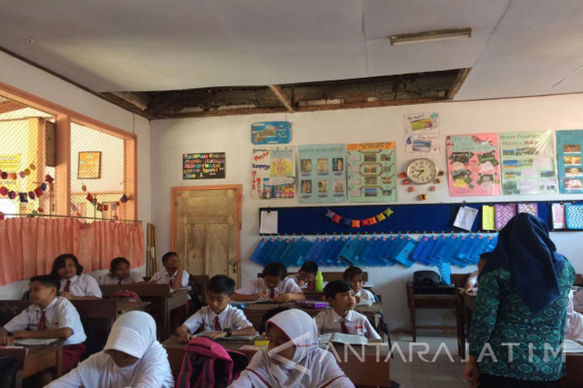 Empat Siswa SDN Patrang 1 Jember Tertimpa Atap Ruang Kelas Runtuh