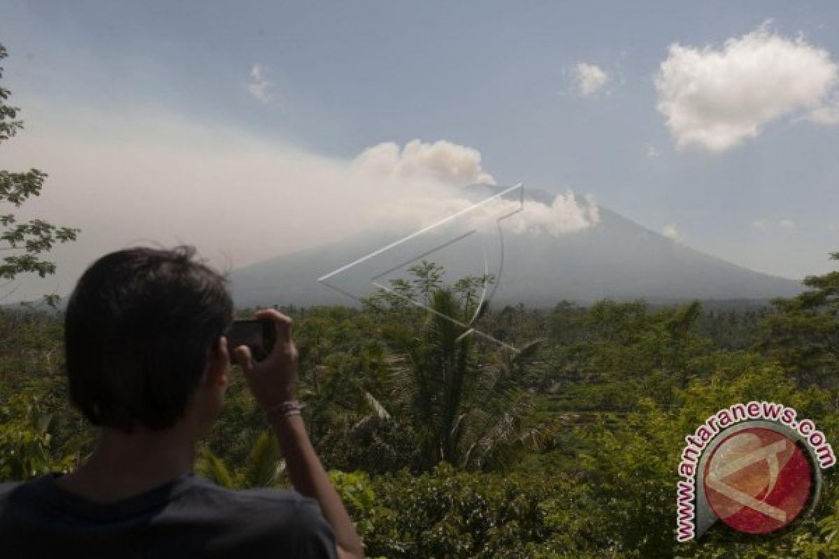 500.000 Masker Disiapkan Antisipasi Abu Vulkanik Gunung Agung