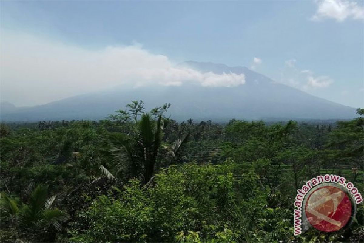 Hujan Pemicu Asap 1.500 Meter Gunung Agung