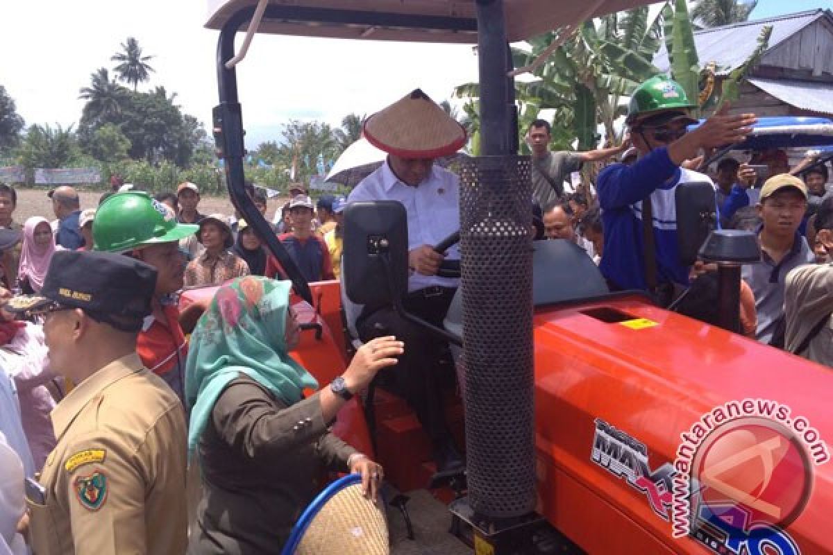 Mentan Dan Mendes Tanam Jagung Di Bengkulu Selatan