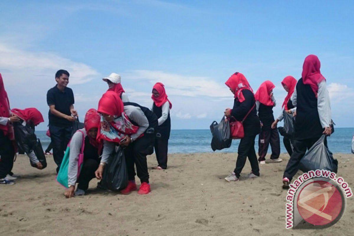 Peduli Lingkungan, Guru Bahasa Inggris Bersihkan Sampah di Pantai Padang