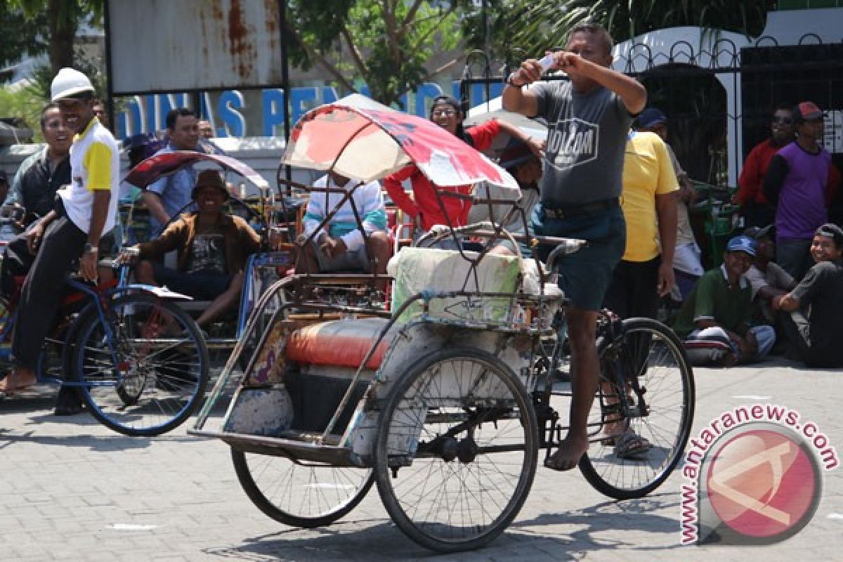 Sandiaga Uno duga truk pengangkut becak dimobilisasi kelompok politik