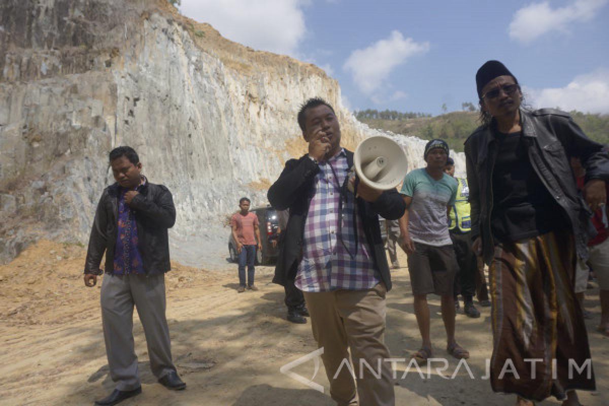 Keluhkan Polusi, Warga Trenggalek Demo Tolak Tambang Andesit (Video)