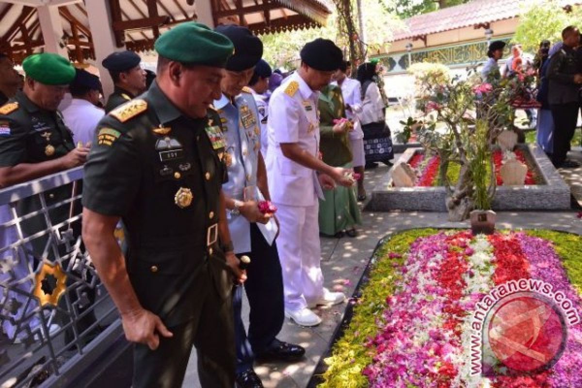 Pangkostrad  Ziarah Ke Makam Bung Karno dan Gus Dur