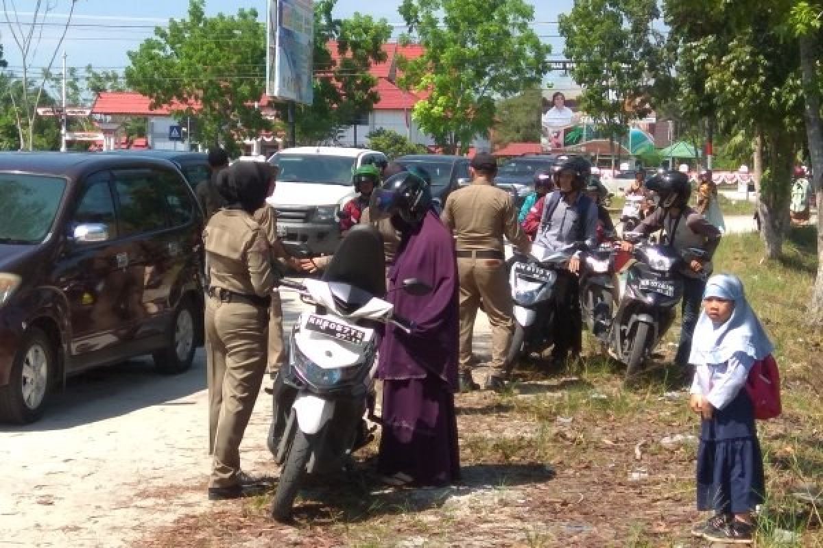 Tidak Bawa KTP, 15 warga Diangkut Satpol PP