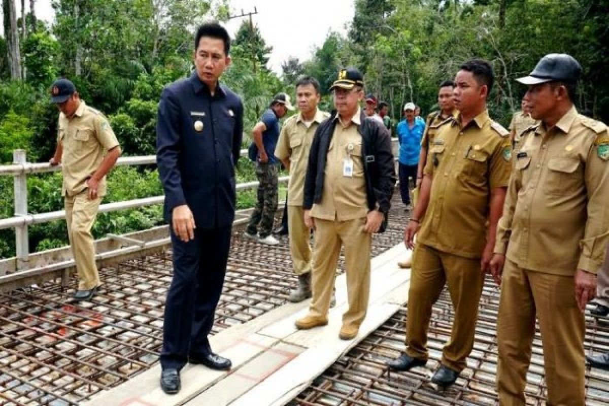 Bupati Barut Harapkan Jembatan Benao Segera Berfungsi