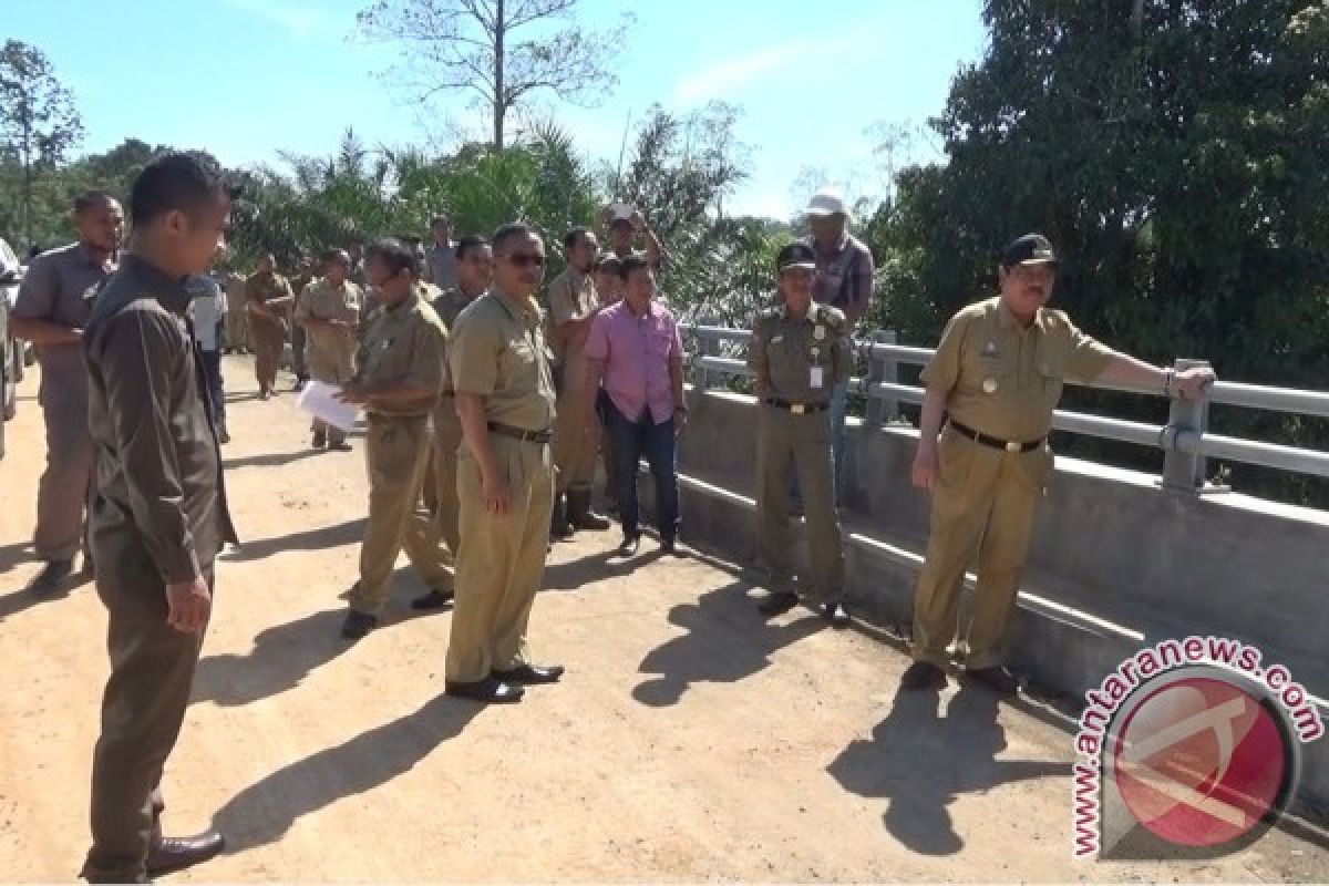 Bupati Paser Tinjau Proyek Jalan dan Jembatan