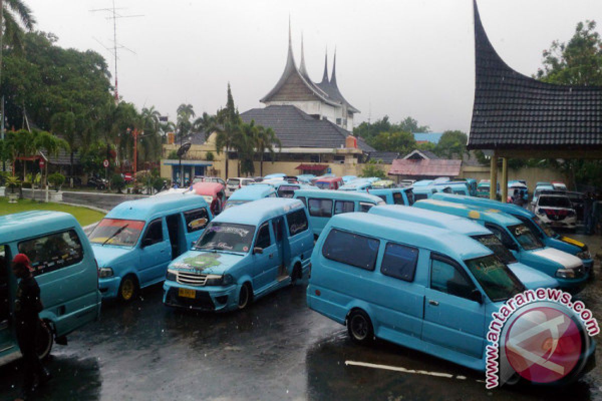 Pasca Penutupan Go-Jek Bukittinggi, Sopir Angkot Tuntut Go-Jek Padang Juga Ditutup