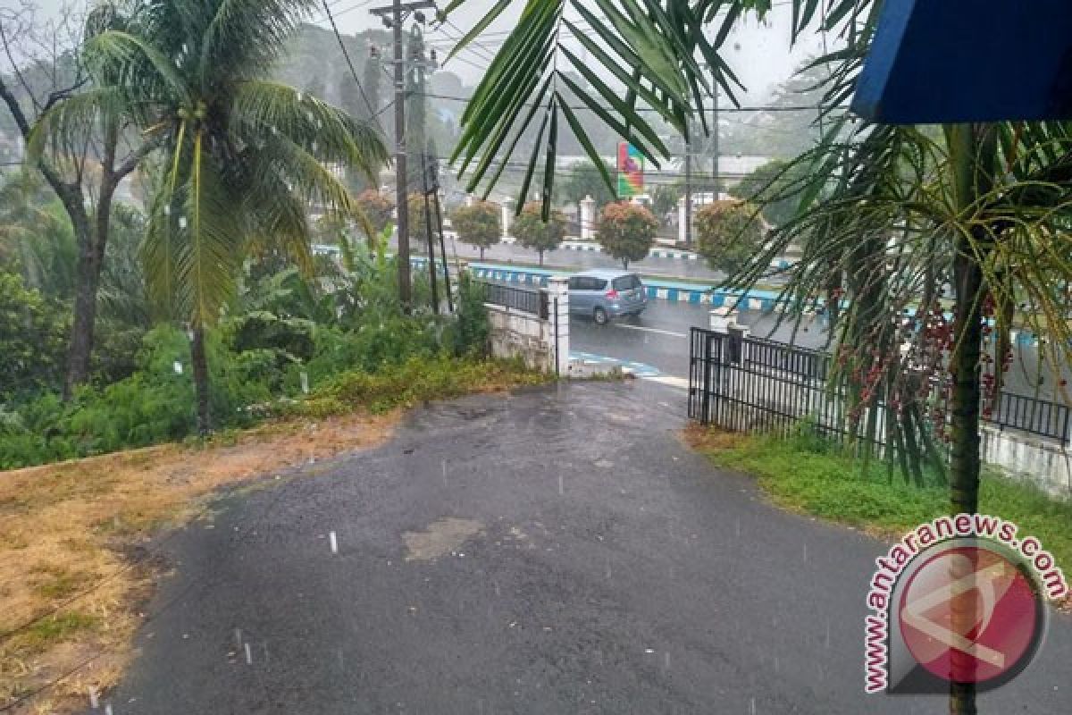 Hujan badai, aliran listrik padam di sejumlah titik Kota Bengkulu