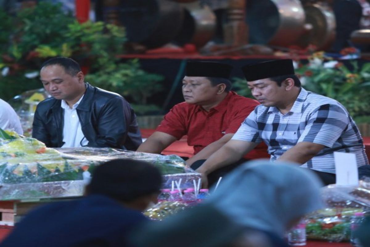 150 Tumpeng Sambut "Suronan" di Semarang