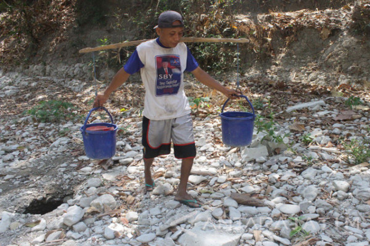 Warga Tepian Hutan di Ngawi Kesulitan Air Bersih