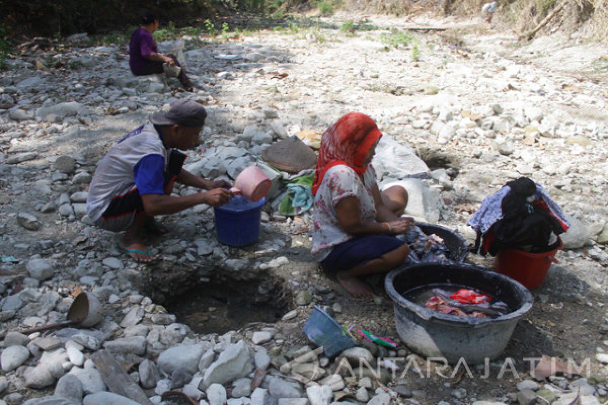 Warga Kabupaten Ngawi Kesulitan Air Bersih