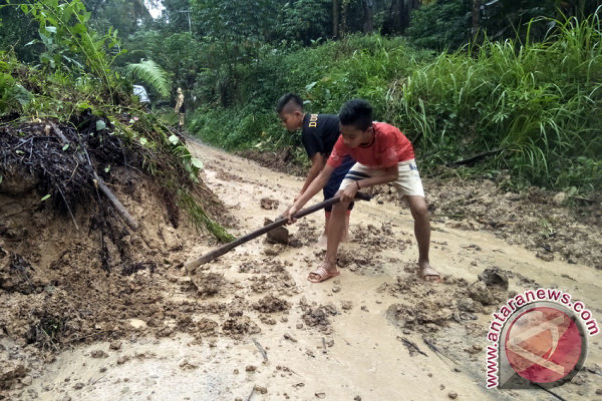 Jalan Sungai Limau-Sungai Geringging Longsor, Lalu Lintas Terganggu