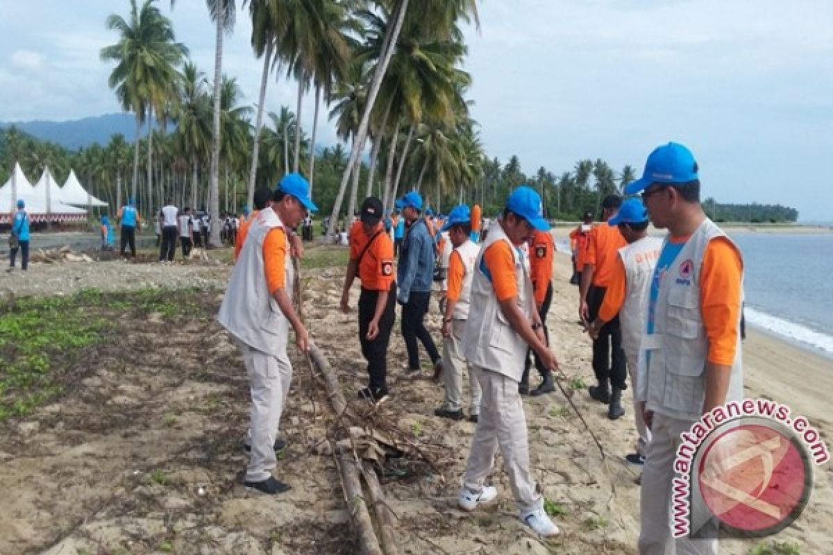 Bupati Parimo pimpin gerakan restorasi Pantai Kayu Bura