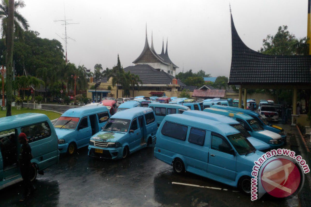 Ratusan Sopir Angkot Padang Unjuk Rasa Tuntut Angkutan Daring Ditutup