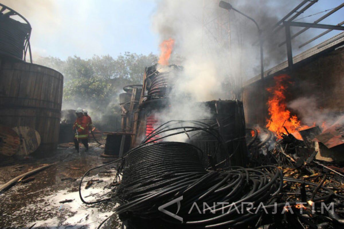 Pemasangan Kabel PLN Surabaya Utara Tertunda akibat Terbakar